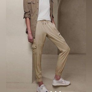 Banana Republic Factory Womens Tan Sand Tencel Soft Cargo Pant EUC Size Large